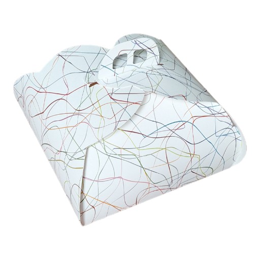 Caja para tarta blanco decorado de cartón cuadrado de 30x30x15 cm de color blanco decorado laminado, fabricada en una sola pieza con cuatro solapas de apertura efecto flor.