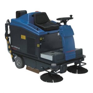Barredora para conductor sentado AKS 70/VM 62 es compacta y con un potente motor de gasolina HONDA