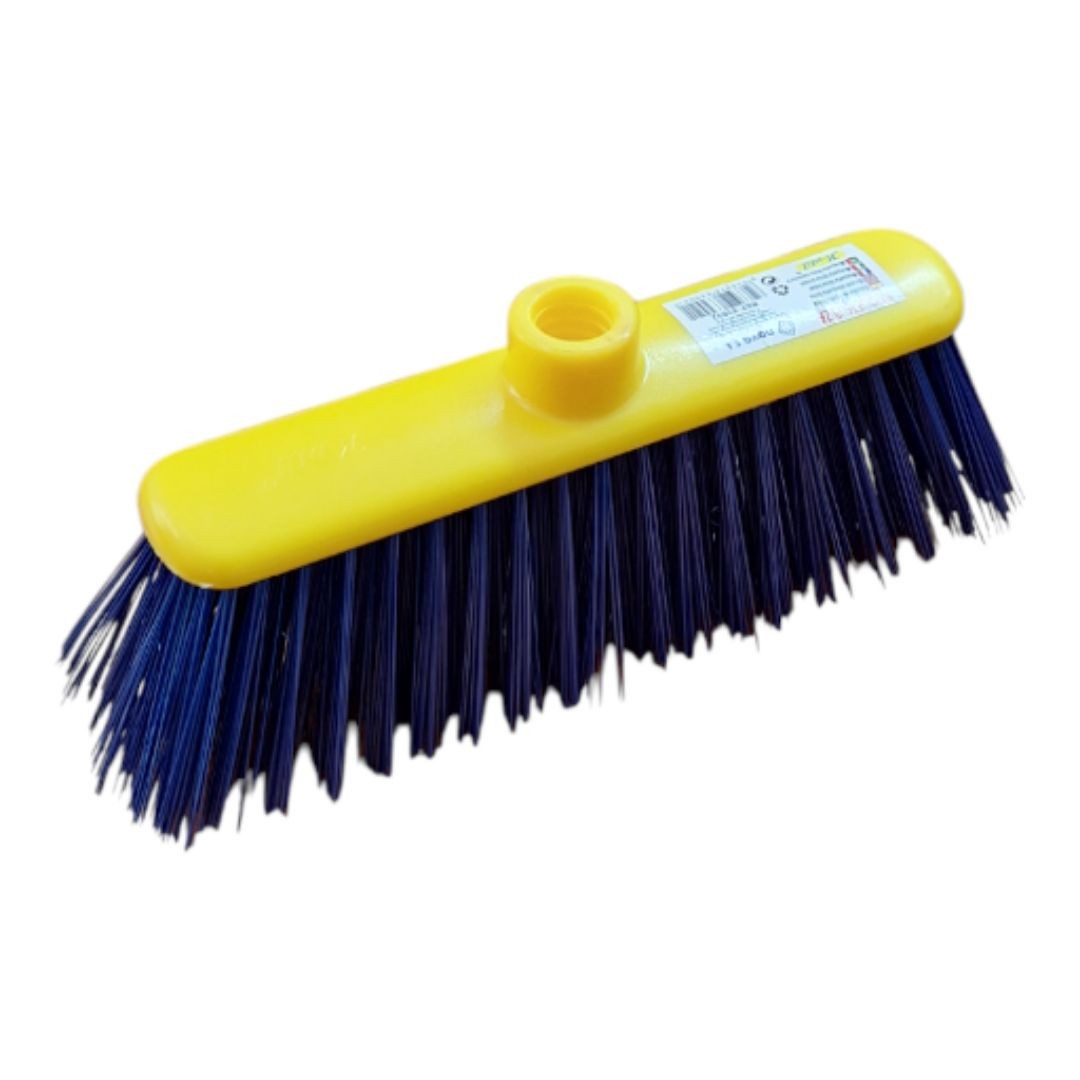 El cepillo de barrer moqueta es esencial para mantener la limpieza en áreas alfombradas.