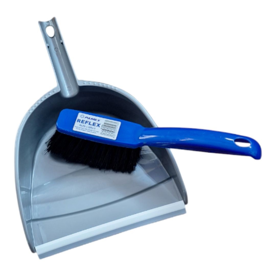 El recogedor más cepillo de mano es una herramienta esencial para la limpieza de superficies de difícil acceso.