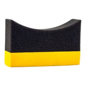 Esponja aplicadora ergonómica para neumáticos. Ideal para usar con Total Black, logra un brillo uniforme y duradero sin manchas.