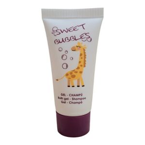 Champú y Gel Infantil con Aroma a Fresa
El champú más gel infantil con aroma a fresa es el complemento perfecto para los más pequeños durante su estancia en hoteles o apartamentos turísticos.